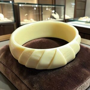 Chunky Quilted Resin Bangle Bracelet in Pale Yellow